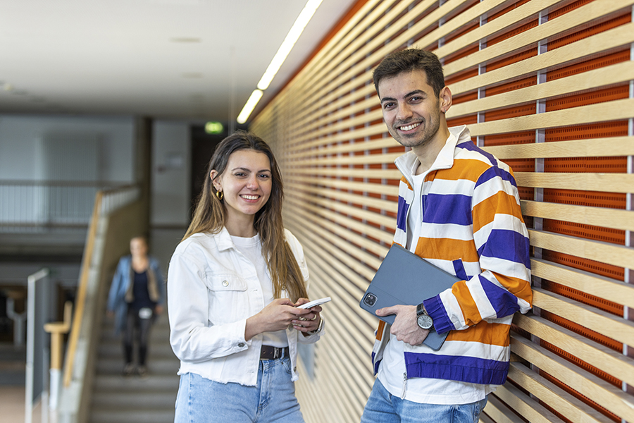 Studierende auf dem Viadrina-Campus