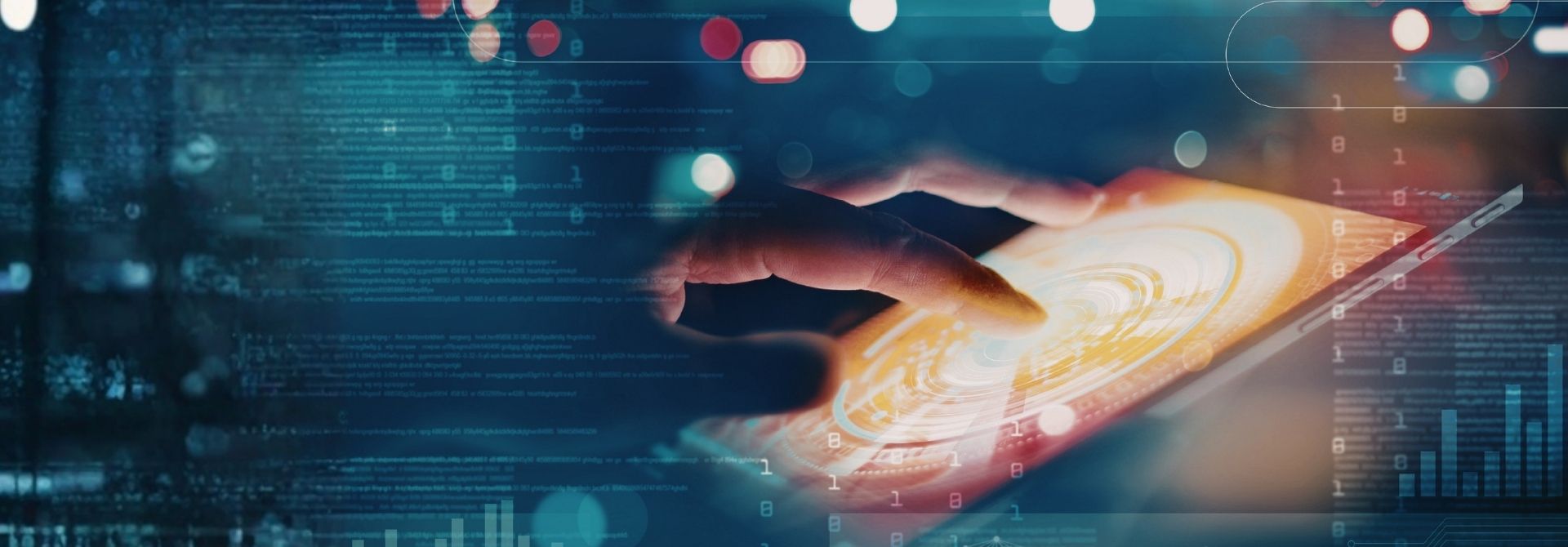 Hand tippt auf ein Tablet