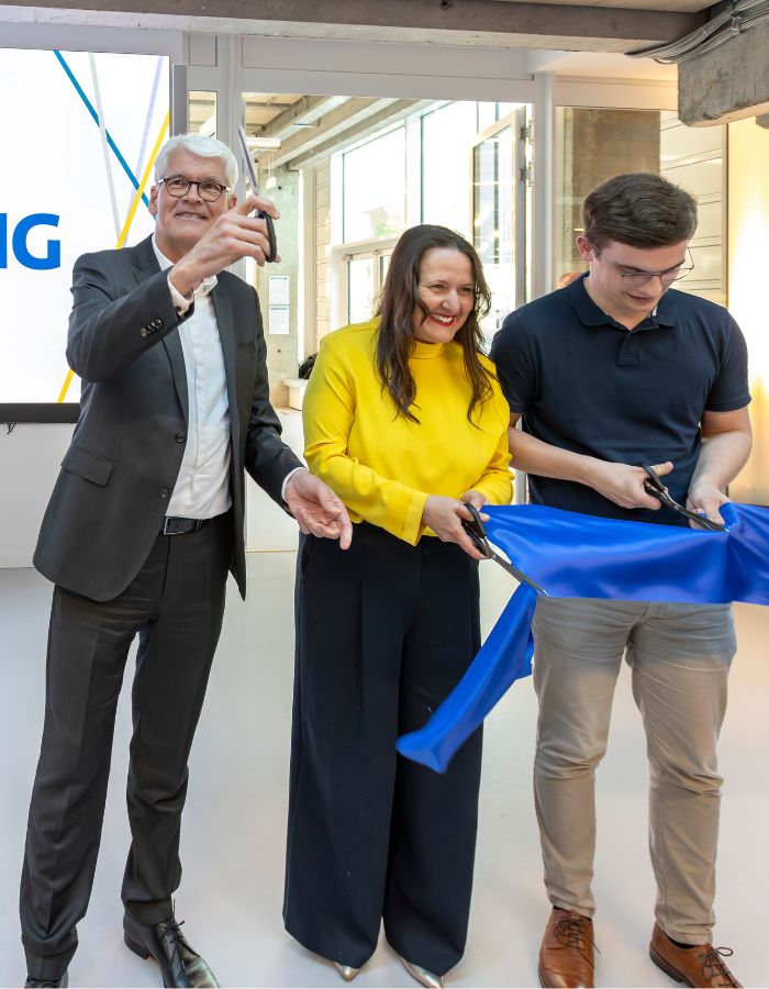 Präsident Prof. Dr. Eduard Mühle, Wissenschaftsministerin Dr. Manja Schüle und Jendrick Fabisch, studentisches Mitglied im Präsidialkollegium, zerschneiden ein blaues Band zur Eröffnung des Viadrina Coworking Space