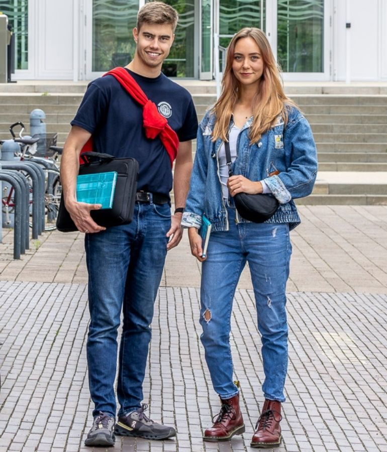 zwei Viadrina-Studierende auf dem Campusplatz vor dem Viadrina Coworking Space