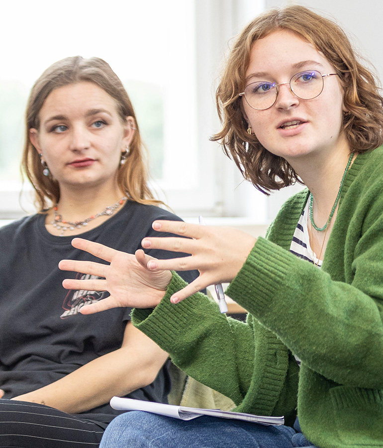 Students discuss topics around conflict and negotiation at the Viadrina