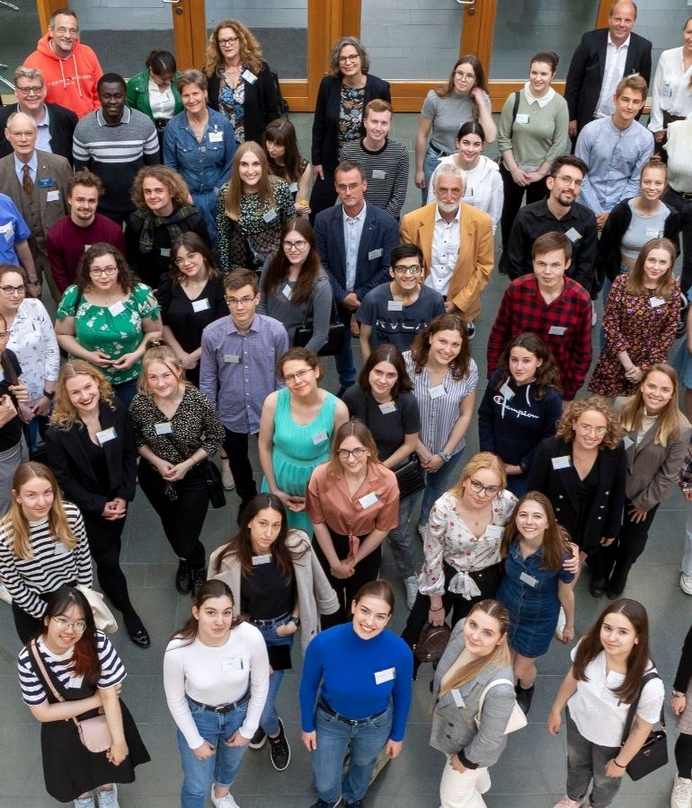 Gruppenbild Studierender an der Viadrina mit Stipendienprogrammen