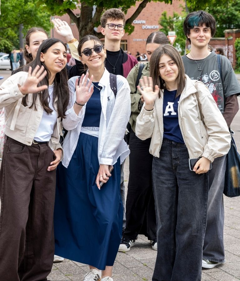 Studieninteressierte erkunden den Campus der Viadrina