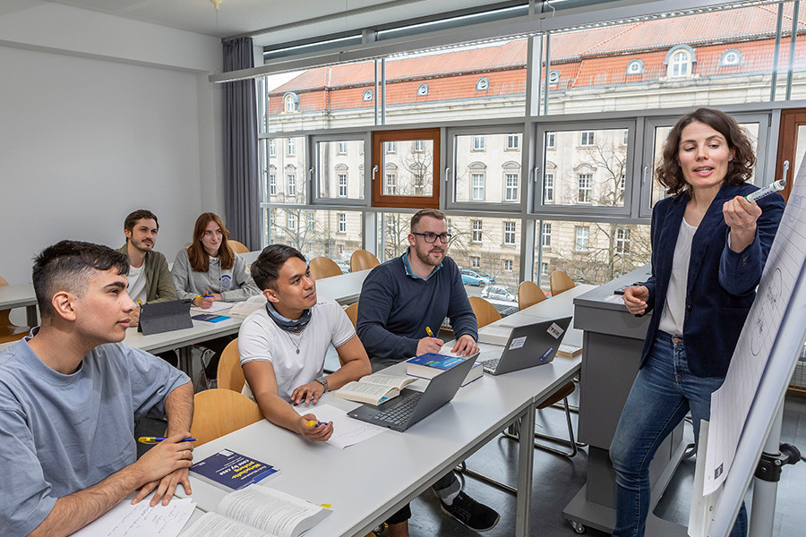 01-Viadrina-Studierende-im-Unterricht