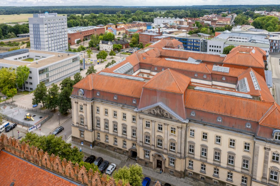 Hauptgebaeude Campusplatz