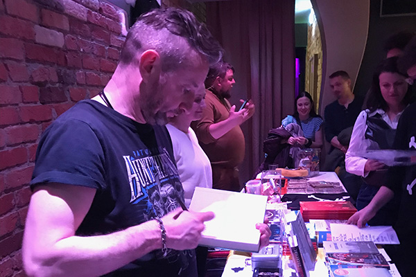 Serhij Zhadan signiert Bücher nach dem Konzert