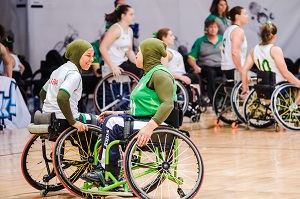 Rollstuhlbasketball, zwei Frauen unterhalten sich im Vordergrund.
