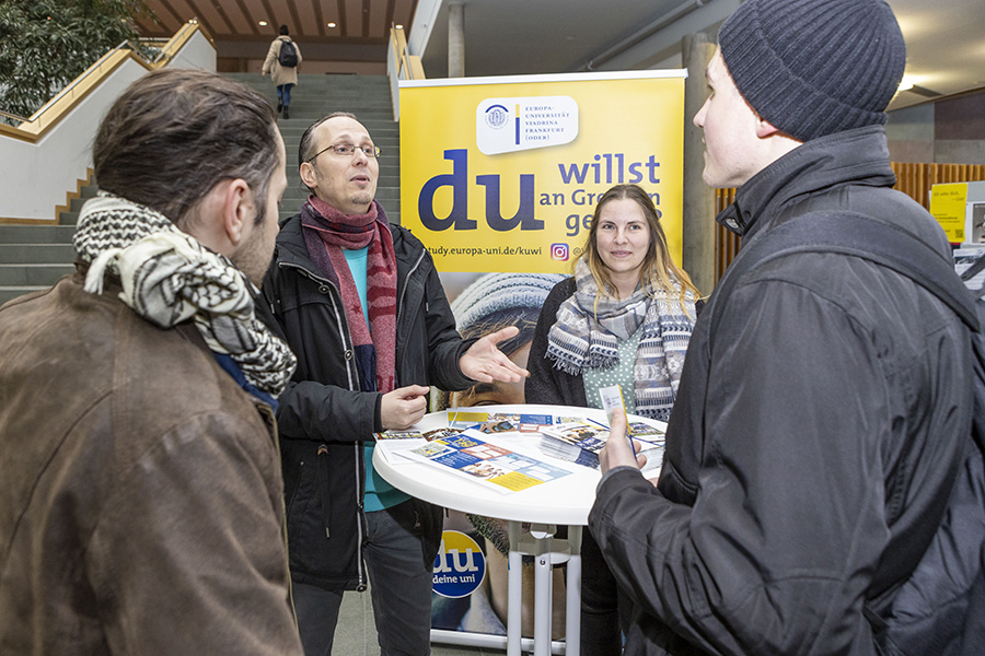 Schueler-innen besuchen den Tag der offenen Tuer der Viadrina