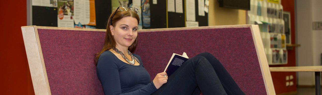 Studentin liest in einem Buch