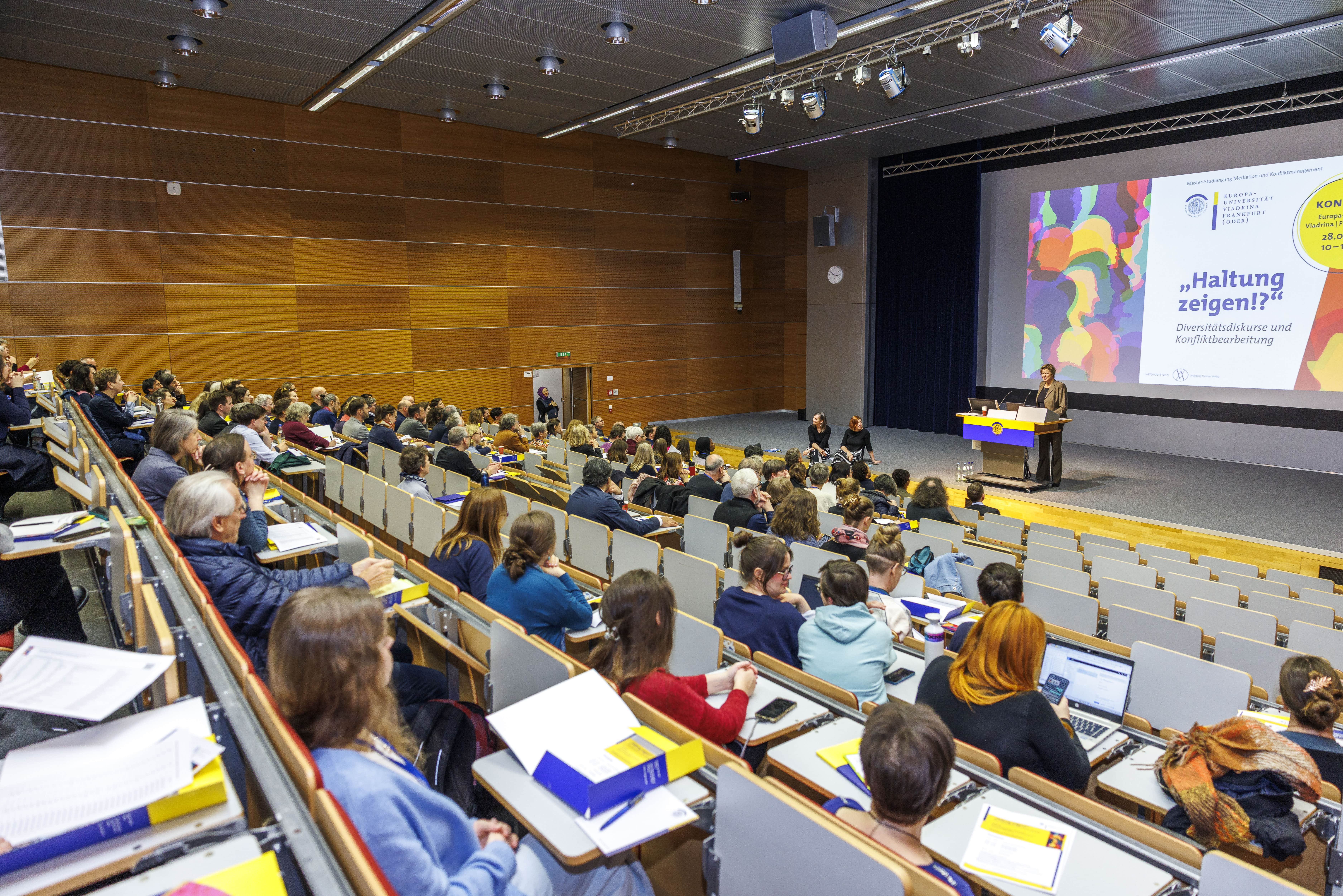 konferenz-haltung-zeigen-20250328_EUV6345 2-min
