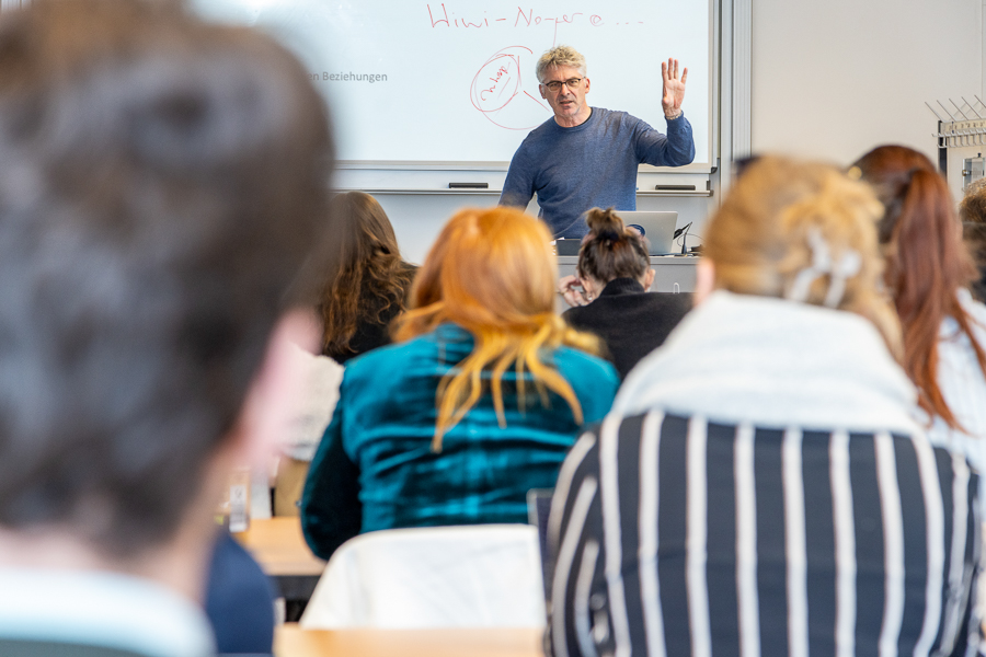 Schülergruppe im Seminarraum