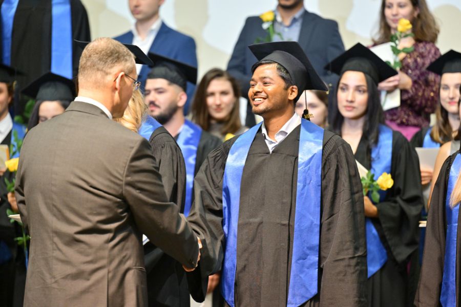 Graduierte der Wirtschaftswissenschaftlichen Fakultät beim Graduation Day 2024
