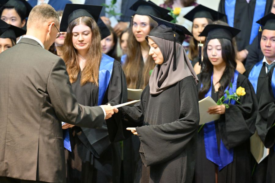 Graduierte der Wirtschaftswissenschaftlichen Fakultät beim Graduation Day 2024