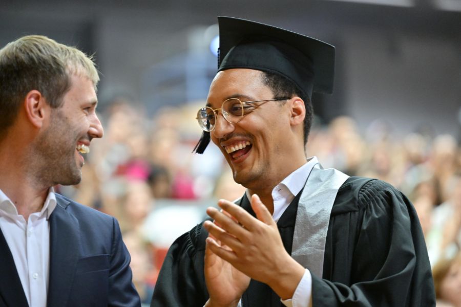 Graduierte der Wirtschaftswissenschaftlichen Fakultät beim Graduation Day 2024
