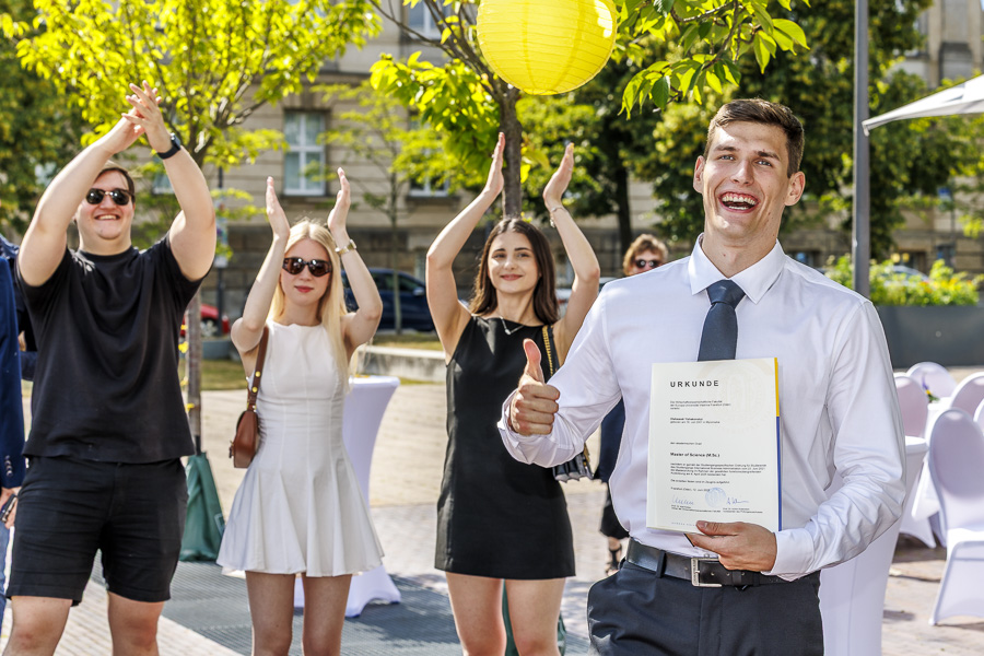 Sektempfang beim Graduation Day 2025