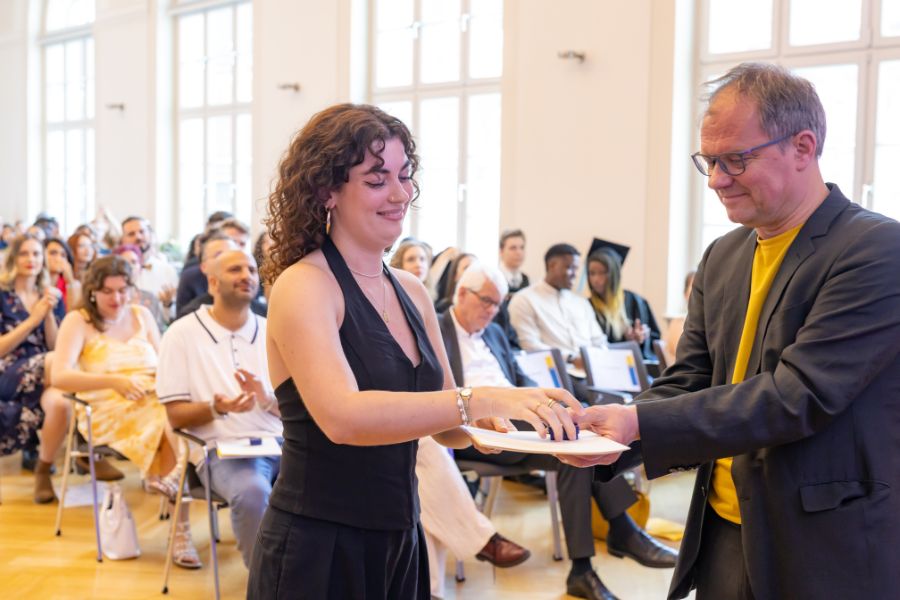 Zeugnisübergabe der Kulturwissenschaftlichen Fakultät