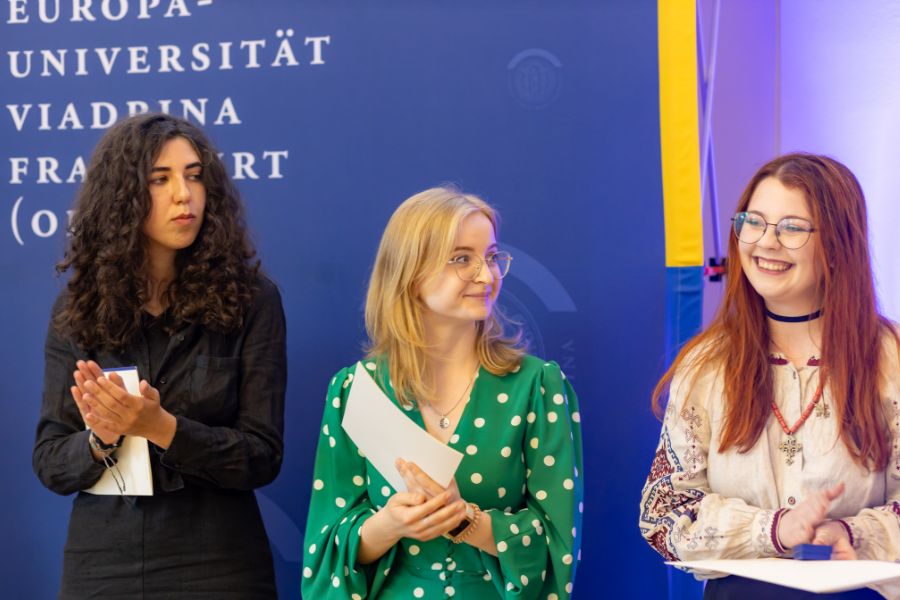 Zeugnisübergabe der Kulturwissenschaftlichen Fakultät