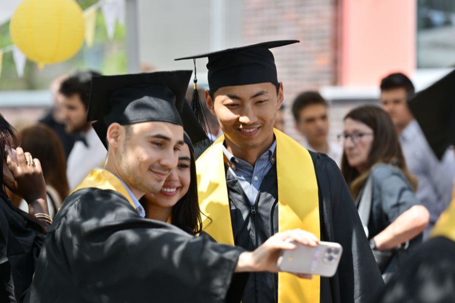 Graduierte der Wirtschaftswissenschaftlichen Fakultät beim Graduation Day 2025