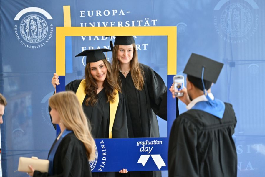 Graduierte der Wirtschaftswissenschaftlichen Fakultät beim Graduation Day 2025