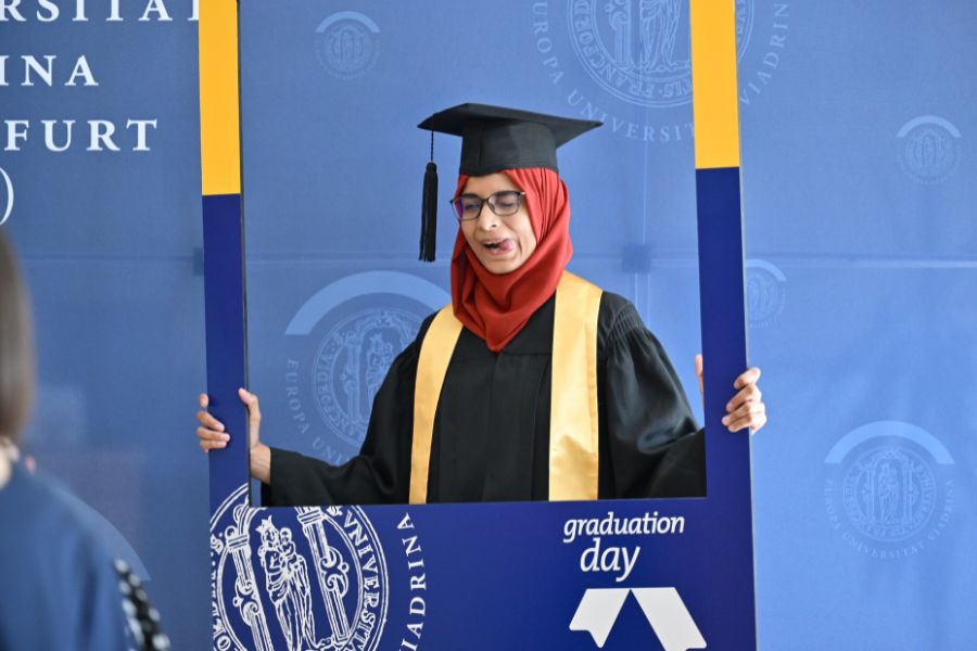 Graduierte der Wirtschaftswissenschaftlichen Fakultät beim Graduation Day 2025