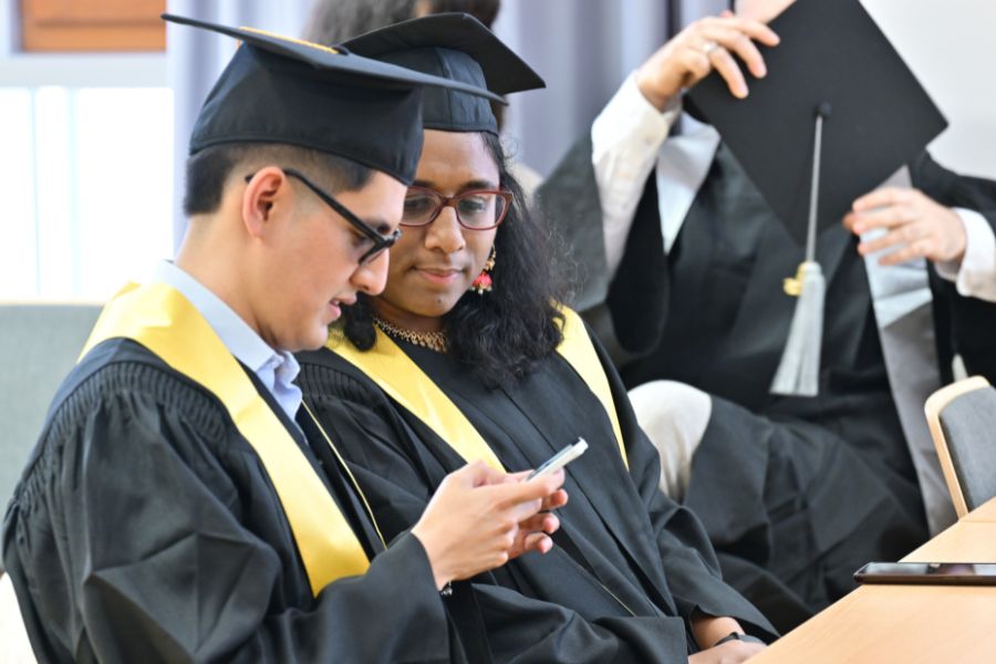 Graduierte der Wirtschaftswissenschaftlichen Fakultät beim Graduation Day 2025