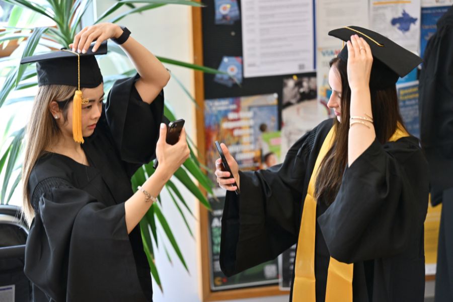 Graduierte der Wirtschaftswissenschaftlichen Fakultät beim Graduation Day 2025