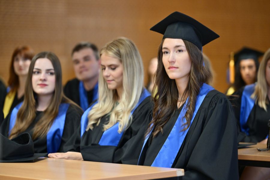 Graduierte der Wirtschaftswissenschaftlichen Fakultät beim Graduation Day 2025
