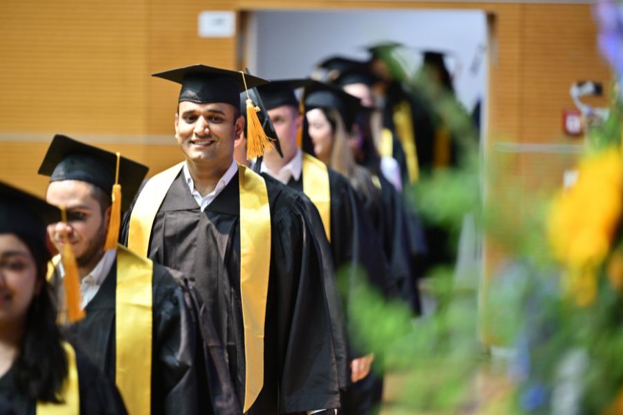 Graduierte der Wirtschaftswissenschaftlichen Fakultät beim Graduation Day 2025