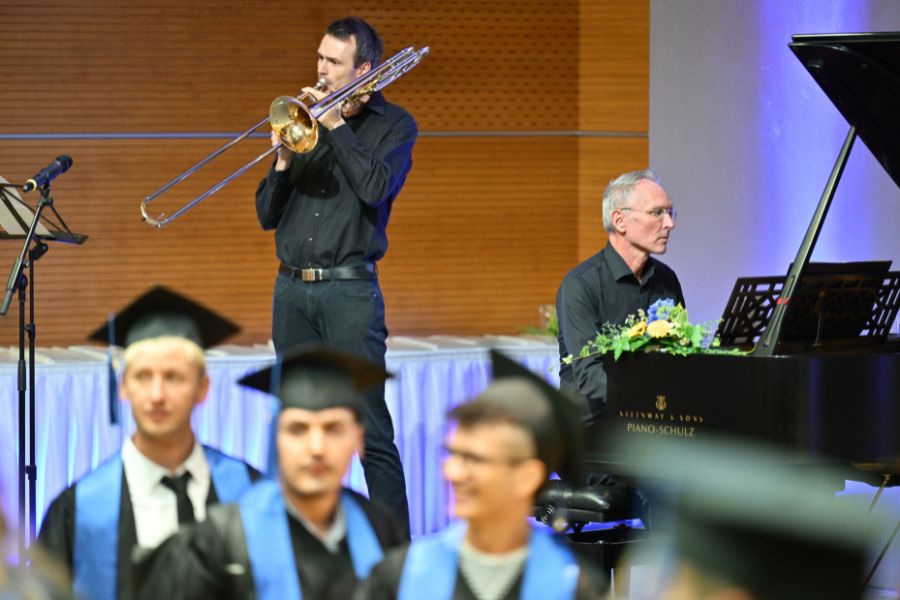 Graduierte der Wirtschaftswissenschaftlichen Fakultät beim Graduation Day 2025