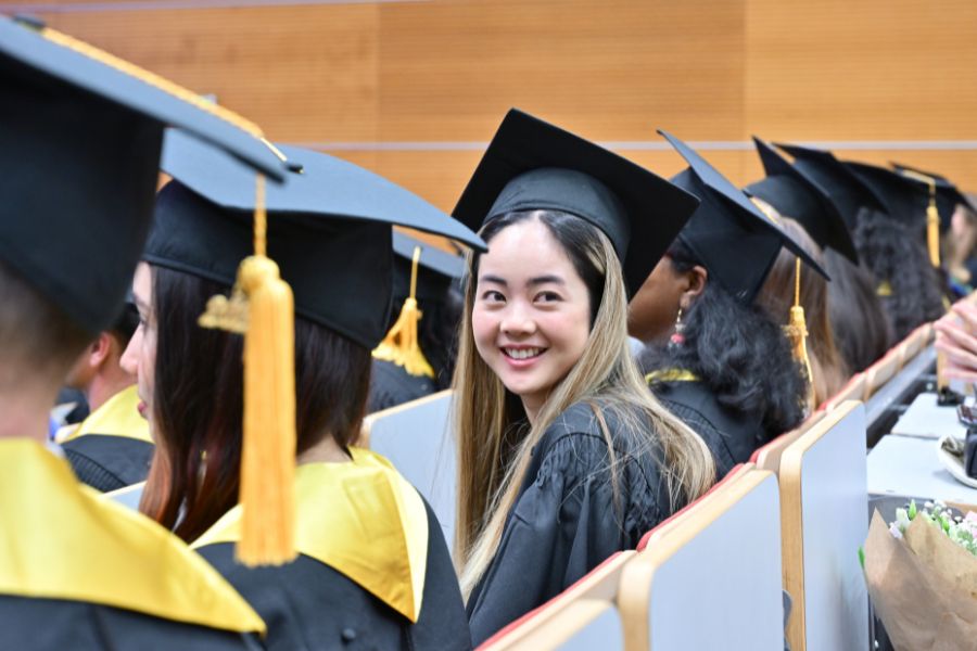 Graduierte der Wirtschaftswissenschaftlichen Fakultät beim Graduation Day 2025