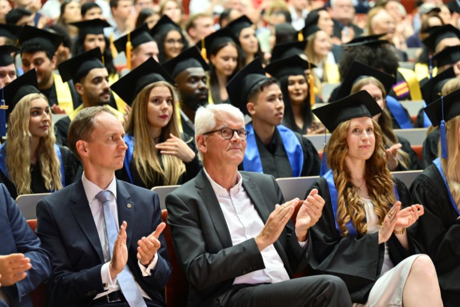 Graduierte der Wirtschaftswissenschaftlichen Fakultät beim Graduation Day 2025