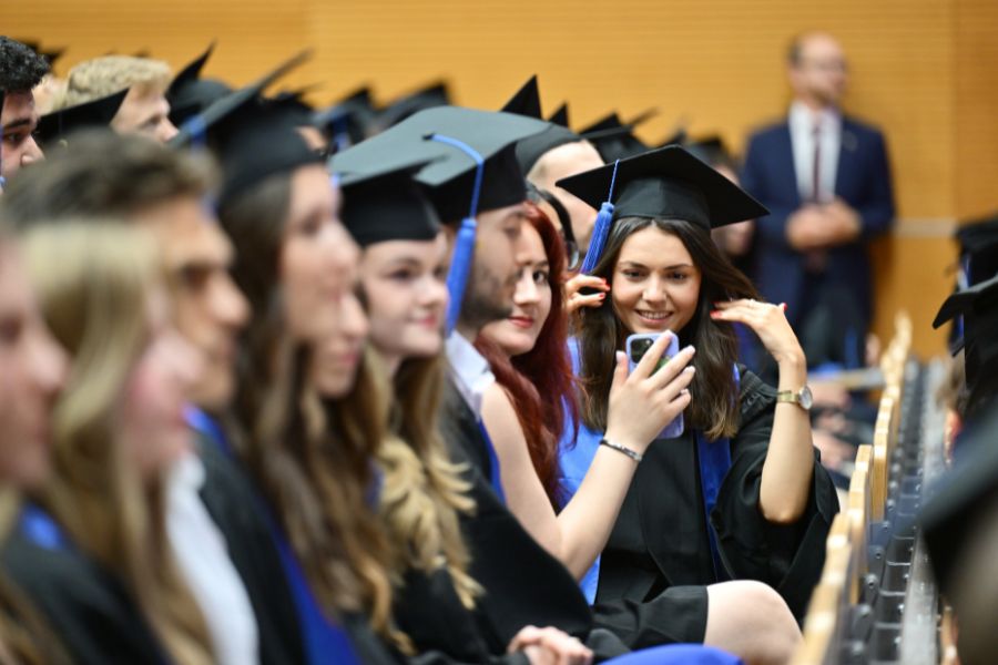 Graduierte der Wirtschaftswissenschaftlichen Fakultät beim Graduation Day 2025