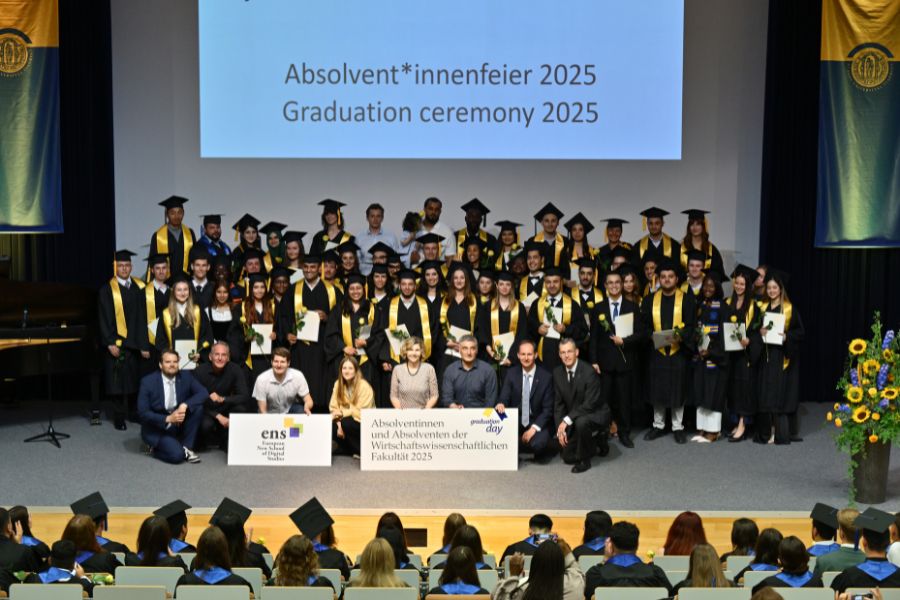 Graduierte der Wirtschaftswissenschaftlichen Fakultät beim Graduation Day 2025
