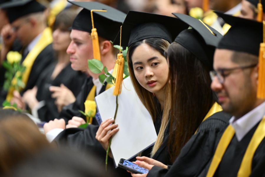 Graduierte der Wirtschaftswissenschaftlichen Fakultät beim Graduation Day 2025