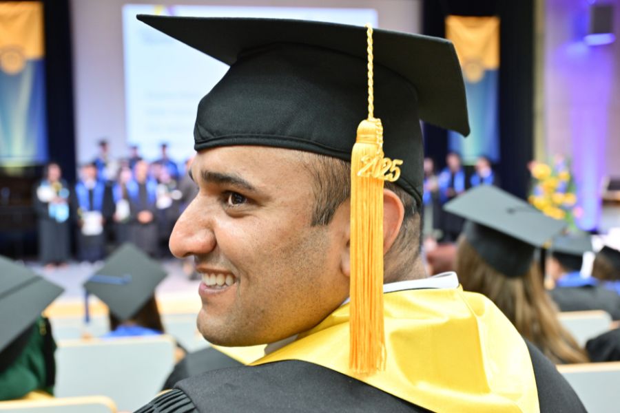 Graduierte der Wirtschaftswissenschaftlichen Fakultät beim Graduation Day 2025