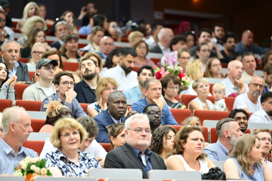 Graduierte der Wirtschaftswissenschaftlichen Fakultät beim Graduation Day 2025