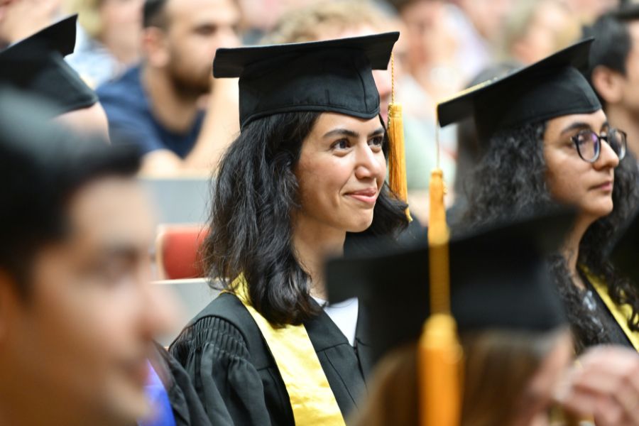 Graduierte der Wirtschaftswissenschaftlichen Fakultät beim Graduation Day 2025