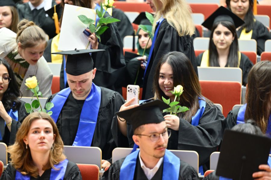 Graduierte der Wirtschaftswissenschaftlichen Fakultät beim Graduation Day 2025