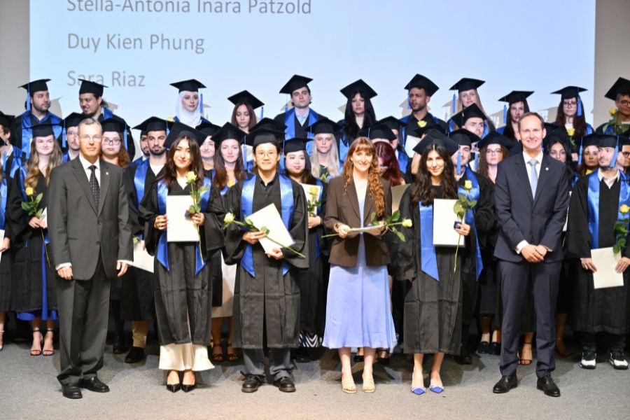 Graduierte der Wirtschaftswissenschaftlichen Fakultät beim Graduation Day 2025