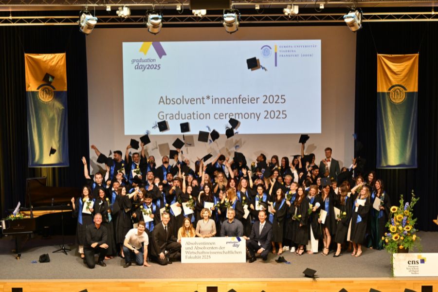 Graduierte der Wirtschaftswissenschaftlichen Fakultät beim Graduation Day 2025