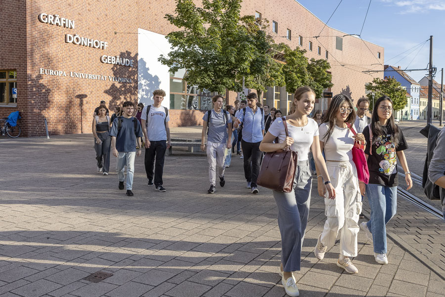 Studieninteressierte besuchen die Viadrina