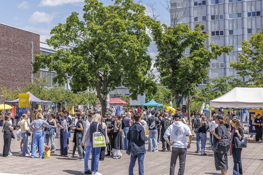 Schueler-innen besuchen den Tag der offenen Tuer der Viadrina