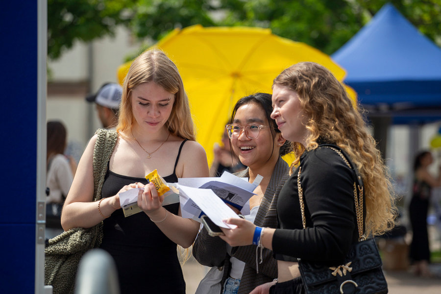 Schueler-innen besuchen den Tag der offenen Tuer der Viadrina
