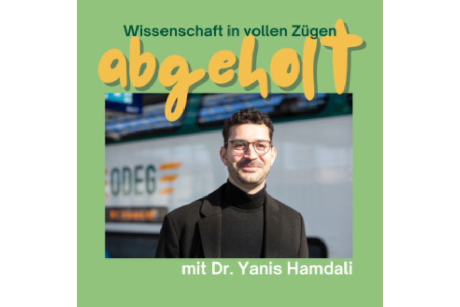 Yanis Hamdali vor einem ODEG-Zug