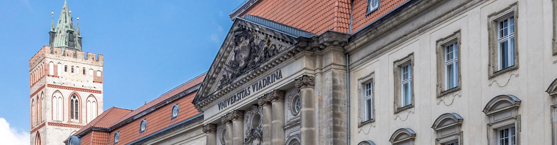 Portal des Hauptgebäudes der Viadrina