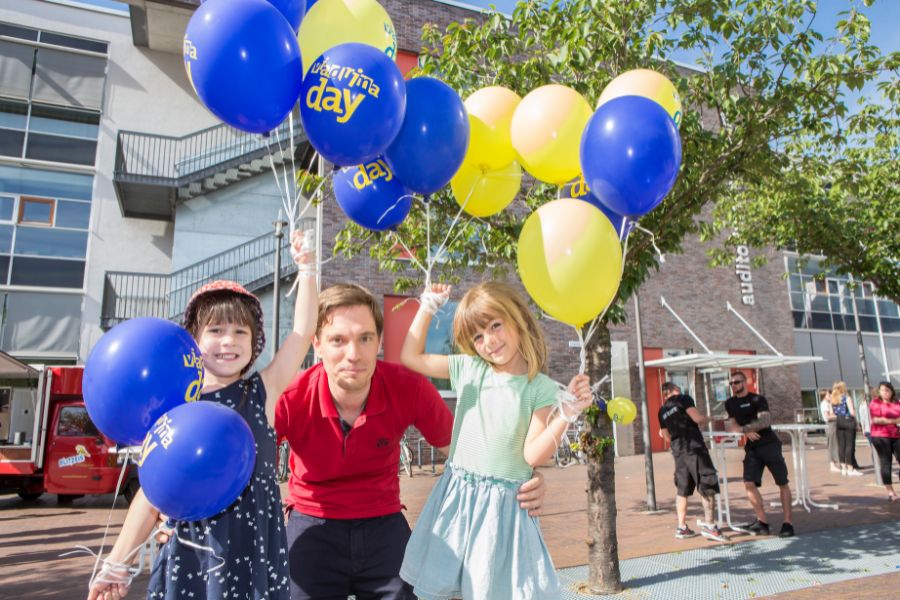 Kinder mit Erwachsenem auf dem Familienfest der Viadrina im Jahr 2017