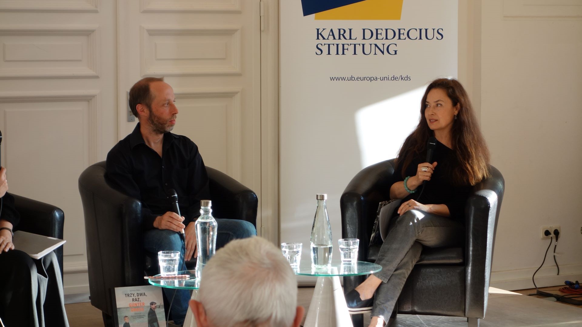 Karl-Dedecius-Preisträger/innen Thomas Weiler (links) und Monika Muskała (rechts) unterhalten sich auf dem Podium