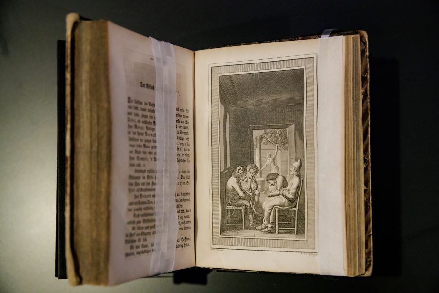 Sonderausstellung Zerbrochne Harmonien_Stiftung Kleist-Museum_Objekt Buch mit Chodowiecki-Kupferstich (c)Gordon Welters900x600