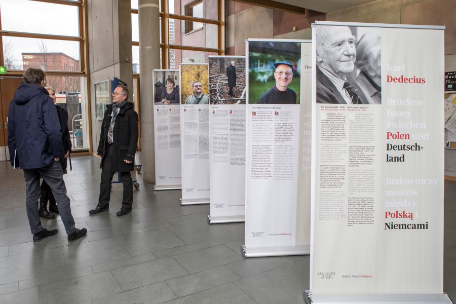 Wanderausstellung-Stiftung_Dedecius__UV_2639 900x600