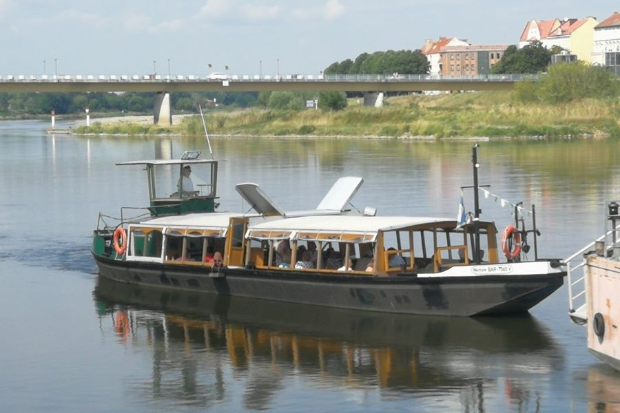 Schiff Onkel Helmut an der Oder